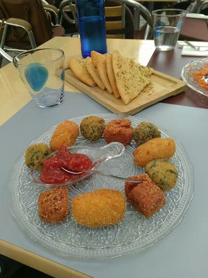 Croquettes made of beetroot, spinach, and carrot with mojo at 18 Grados in Gran Canaria