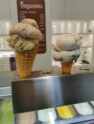 Oats&Cinnamon with peanut butter icecream and tonka bean with cookie icecream at Veganista Ice Cream VIII in Vienna