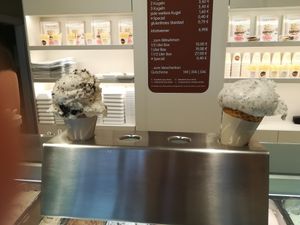 Soy based cookie (oreo) flavour on the left and soy based poppy seed flavour on the right side at Veganista Ice Cream VIII in Vienna