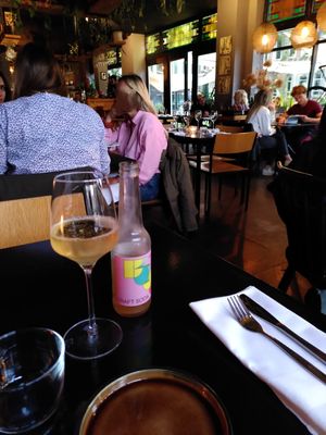 Cosy interior and great fig leaf kombucha at Klaar Gemaakt in Rotterdam