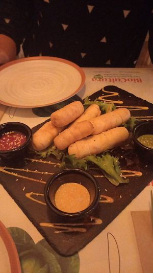 Tequeños con tres sabores diferentes acompañados de tres salsas diferentes, mi favorito, estaban buah taaaaan buenos, los necesito en mi día a día jdksjsjs at Sanissimo - Gran Via in Madrid