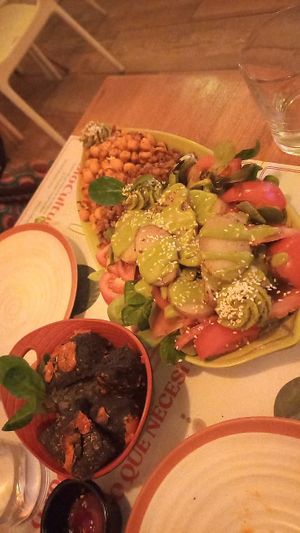 Plato que optamos por compartir, pero puedes no compartirlo. Llevaba garbanzos, lentejas, tomate, patata, canónigos, una salsa riquísima a base de espinacas creo, con un aliño d at Sanissimo - Gran Via in Madrid