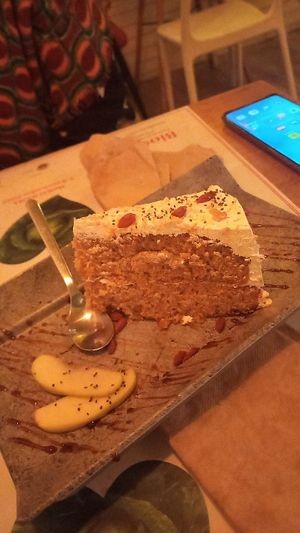 Carrot Cake, bruuuutal. Estaba increíble súper bien equilibrados todos los sabores y nada que envidiar al carrot cake no vegano. at Sanissimo - Gran Via in Madrid