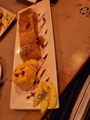 Apfelstrudel with icecream at Sanissimo - Gran Via in Madrid