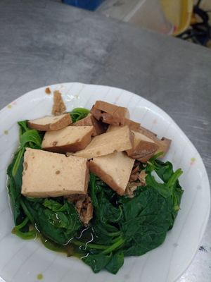 Sweet potato leaves and thousand pages tofu at Huì Jiāng SùShí Dān Zǐ Miàn 惠江素食擔仔麵 in Tainan