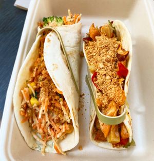 Tacos Vegan…. Einmal Jackfruit BBQ und einmal Rohkost mit Brokkoli und einem Hauch Wasabi at Noväa Social Food in Cannes