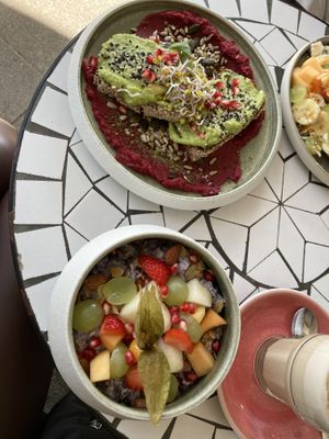 Avo Stulle mit Rote Bete Hummus und Heidelbeeren-Bircher Müsli mit Kokos plus Chai Latte mit Hafer   at Mit Herz und Zucker in Hamburg