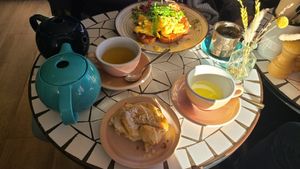 Cardamom-bun, scrambled egg with avocado, fresh ginger-orange and green-tea at Mit Herz und Zucker in Hamburg