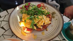 Scrambled eggs with avocado at Mit Herz und Zucker in Hamburg