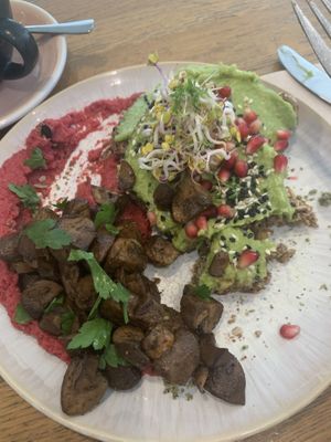 Avocado on sourdough bread with mushrooms  at Mit Herz und Zucker in Hamburg