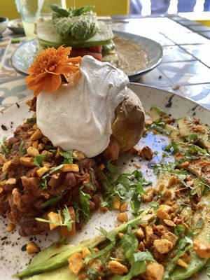 Baked potato with chili and jackfruit 🌶 at MIMO in Malaga