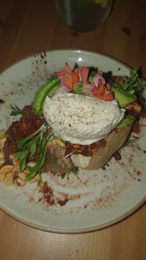 Patata rellena de chili sin carne con jack fruit, con crema agria de anacardos at MIMO in Malaga