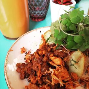 Baked potato with sprouts, beans, avocado and jackfruit 🥑👌🏻 at MIMO in Malaga