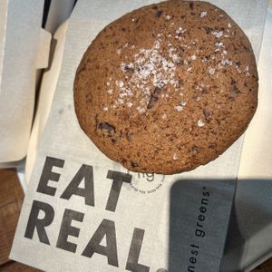 chocolate chip cookie  at Honest Greens - Serrano in Madrid