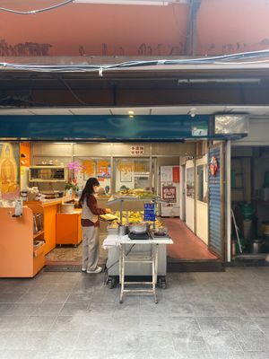   at Xuán Dé SùShí 玄德素食 in Taipei