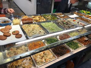 Buffet options  at Xuán Dé SùShí 玄德素食 in Taipei