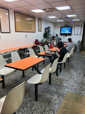 Inside at Xuán Dé SùShí 玄德素食 in Taipei