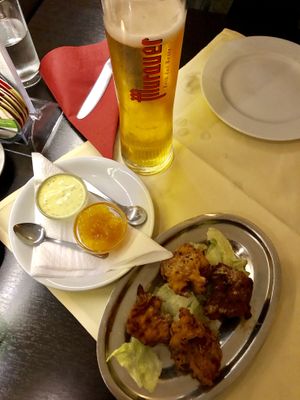 Pakoras with mango chutney (vegan) and mint yogurt sauce (contains dairy) at Natraj in Vienna