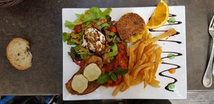 Assiette végétarienne, l œuf est bio at La Grange de Célice in Segoufielle