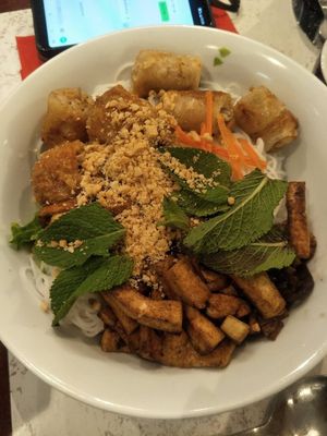 BO BUN at Le Petit Vegetarien in Paris