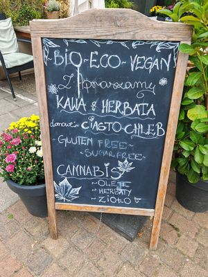 Aufsteller, welcher vermuten lässt das Café ist rein vegan. at Eko Sklep & Smoothie Bar Dobra Karma in Wolin