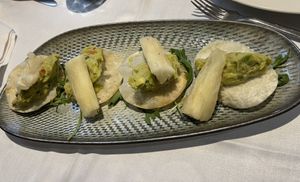Dim Sum con guacamole y yuca  at Curcuma in Vigo