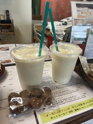 Pineapple coconut honey smoothie 10/10 !!! And some vegan hazelnut cookies!   at Parlor Neppu Asia in Naha