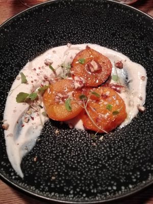 ABRICOTS RÔTIS À LA LAVANDE crème végétale, noix de pécan caramélisées (v)  at Tero in Wavre