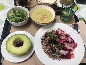 Chá frio, sopa de alho francês, salada de feijão frade e meloa. at A Praça in Sintra