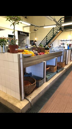 the kitchen is spotless clean open kitchen style  at A Praça in Sintra