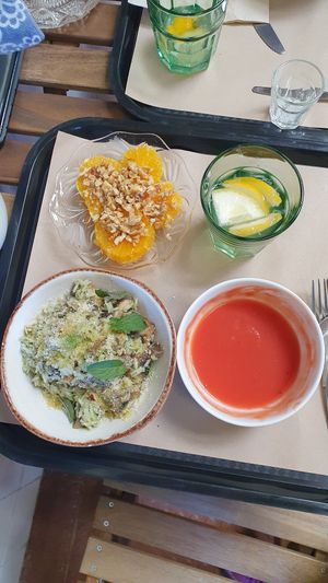 Arroz con champiñones, sopa de betabel y otras verduras, limonada y postre at A Praça in Sintra