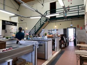 Kitchen with some seating  at A Praça in Sintra