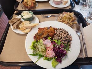 Ricotta (opcional para los veganos), Ratatouille con judias y ensalada, manzana al horno con granola at A Praça in Sintra