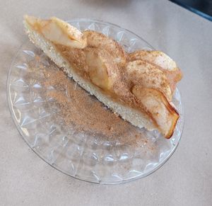 Vegetarian apple pie topped with cinnamon at A Praça in Sintra