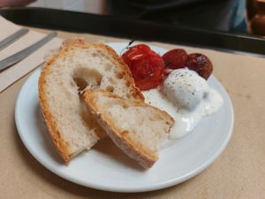 Entrada de tomate e iogurte (vegetariano) at A Praça in Sintra