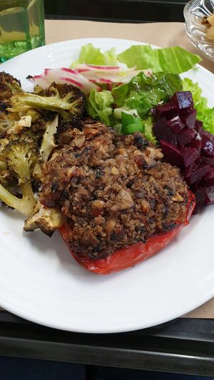 Stuffed bell pepper with a quinoa and mushroom mix, roasted broccoli and a salad at A Praça in Sintra