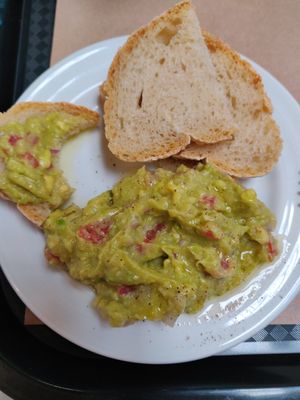 avocado with onion and etc at A Praça in Sintra