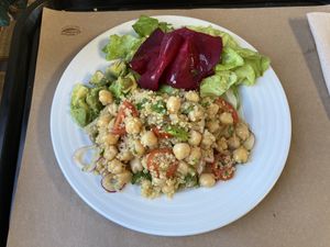 Chickpea, quinoa and avocado salad at A Praça in Sintra