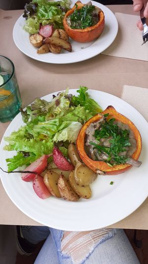 Abóbora recheada com coguemlos e batata assada at A Praça in Sintra