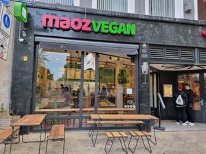 Front and outdoor seating at Maoz in The Hague