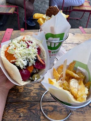 Sooooo tasty 🤤 at Maoz in The Hague