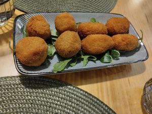 Croquetas, as redondas de setas e as alongadas de cenoria at A Porta Verde in Santiago De Compostela