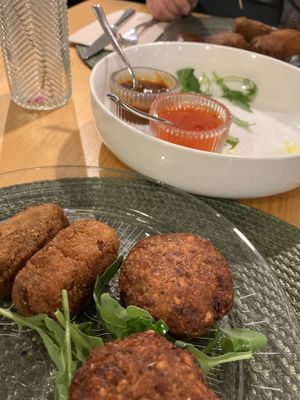 Mixteller mit Falafeln und Croquetas   at A Porta Verde in Santiago De Compostela