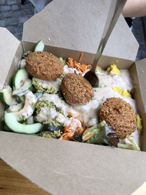 Vegane Box mit Falafel & Knobisoße at Gustav Grün in Paderborn