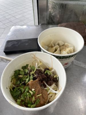 Dumplings and vegan beef noodles  #Veganuary at JīnHuá ShuǐGuǒ 金華水果食品行 in Taipei