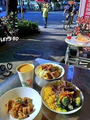 戶外座位區 at JīnHuá ShuǐGuǒ 金華水果食品行 in Taipei