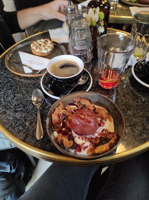 Poire pochée avec yaourt vegan at Café du Temps in Aix-en-provence