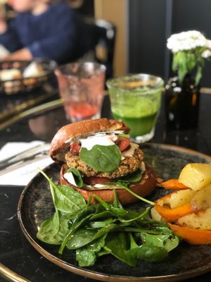 Burger  at Café du Temps in Aix-en-provence