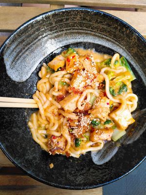 Udon mit Gemüse und Tofu dazu Lemograss-Chilli-Sauce at Uncle Van - Steingasse in Salzburg