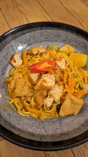 Tofu bowl with ramen noodles at Uncle Van - Steingasse in Salzburg